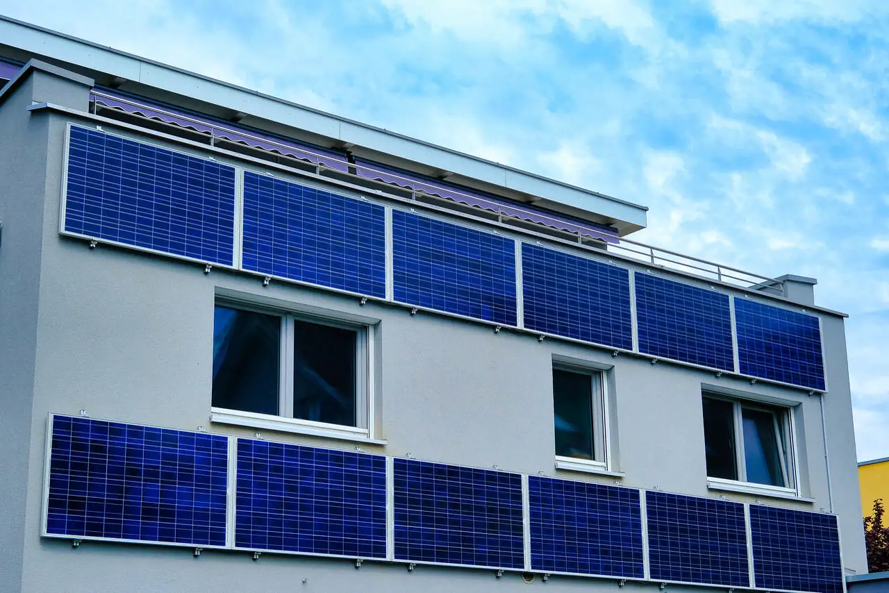 PV-Module an der Fassade befestigen: Techniken und Tipps