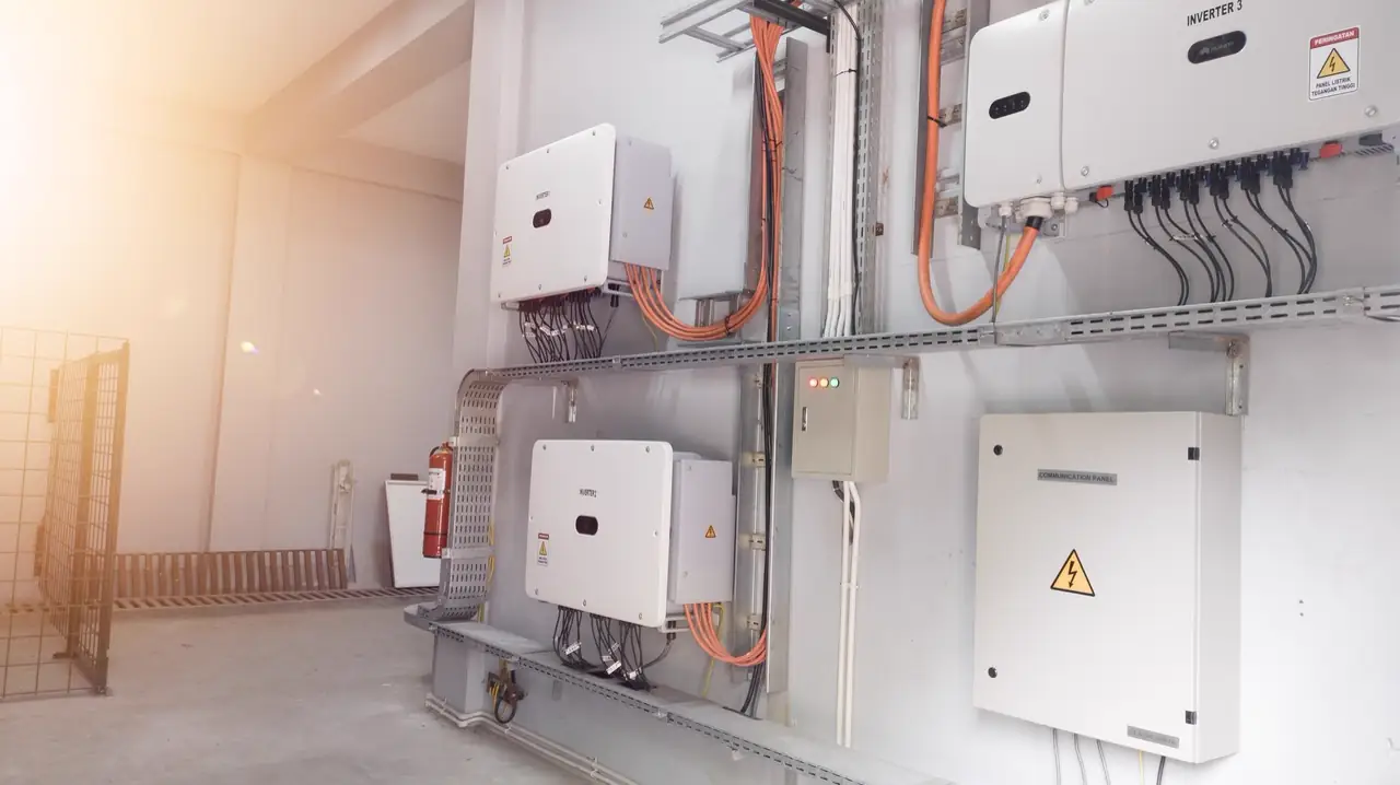 Optimierung Ihrer PV-Anlage: Sollten Sie einen AC- oder DC-Speicher wählen?