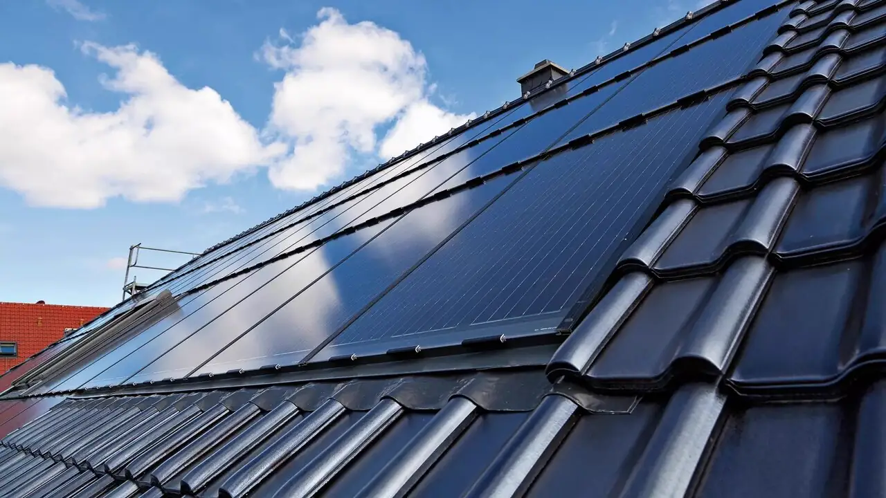 Indach Photovoltaik-Systeme: Vor- und Nachteile gegenüber traditionellen Solaranlagen
