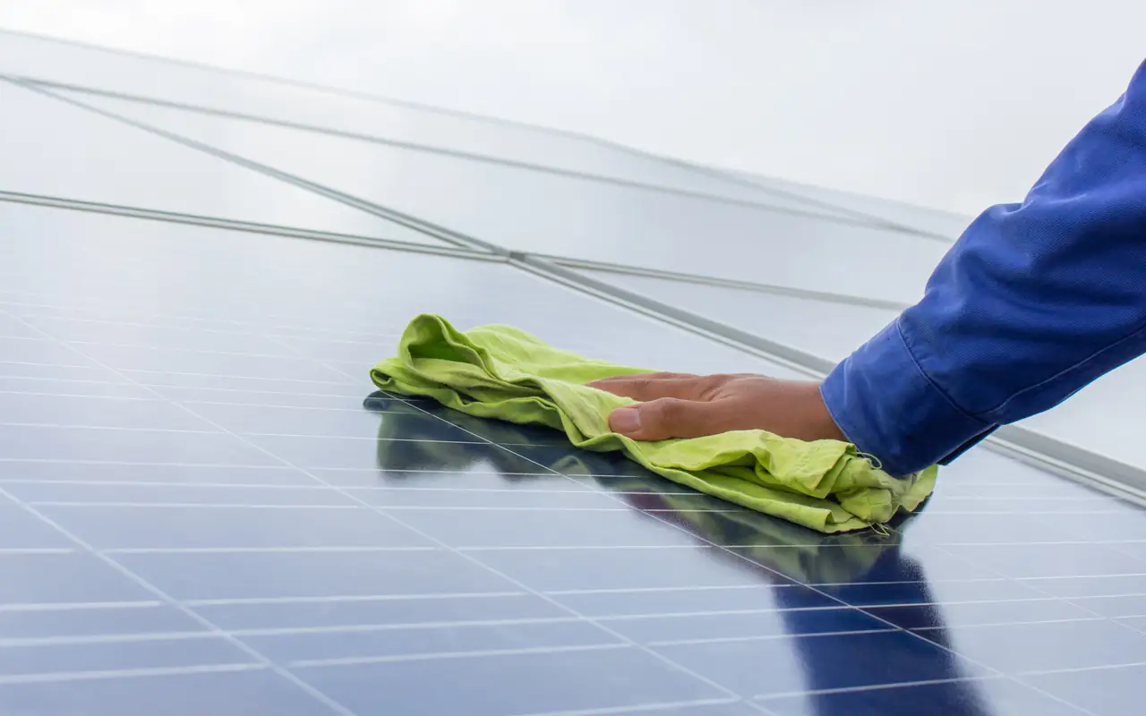 Solarpanels reinigen mit Glasreiniger: Effektivität und Sicherheitshinweise
