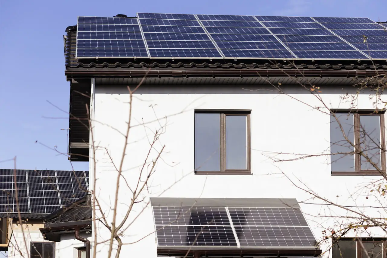 Solarmodul-Gewicht: Optimierungsmöglichkeiten für Dachmontagen