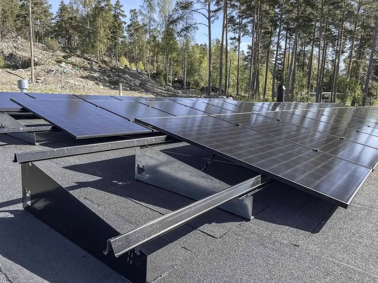 AULI führt innovatives Flachdachsystem zur vertikalen Installation von Solarmodulen ein